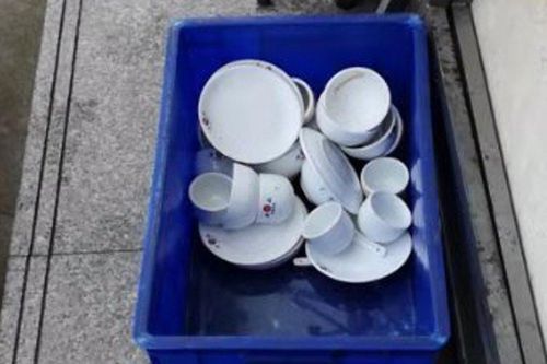 Nhà hàng rửa bát trong vũng nước bẩn, lập tức bị đóng cửa