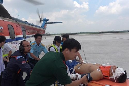 Trực thăng bay xuyên đêm đưa chiến sĩ gặp nạn từ đảo Sơn Ca vào đất liền