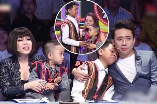 Trấn Thành, Việt Hương òa khóc trước cô gái nuôi 2 đứa trẻ suýt bị chôn sống