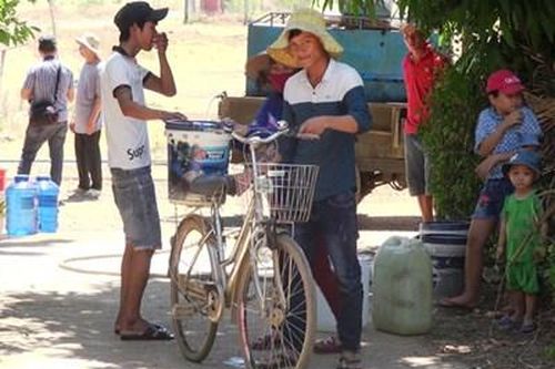 Chở nước cung cấp cho hơn 17.000 dân vùng khô hạn
