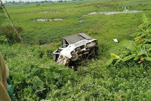 Chết máy giữa đường ray, ô tô tải bị tàu hỏa đâm bay xuống ruộng