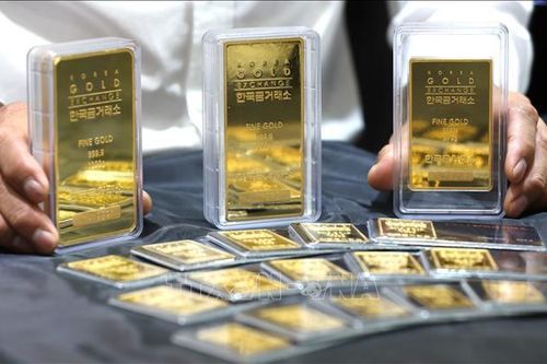 Giá vàng châu Á giảm trước đà đi lên của đồng USD và chứng khoán