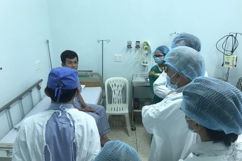 Ông nội hiến gan để ghép cho cháu sinh non 3 tháng