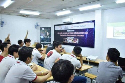 Bi hài chuyện hàng chục sinh viên thi liên thông đại học tại nhà trưởng phòng GD&ĐT huyện