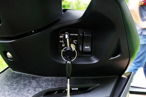 Dân mạng bày cách mở cốp xe máy dễ dàng: Để đồ trong xe có an toàn?