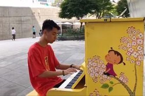 Ngẫu hứng chơi piano solo 'Hồng nhan' ngay giữa phố, K-ICM thu hút sự chú ý của người dân Seoul, Hàn Quốc