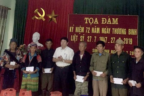 Công ty Ðiện lực Ðiện Biên giúp xã nghèo vượt khó