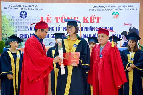 Trao bằng cử nhân Giáo dục mầm non cho 91 học viên