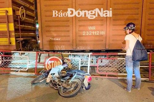 Cảnh báo nguy hiểm khi tông rào chắn đường sắt