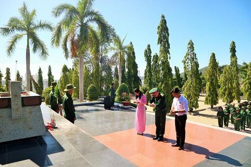 Trường Đại học Tôn Đức Thắng tổ chức viếng nghĩa trang liệt sĩ Hòn Dung