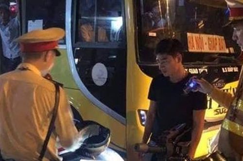 Nhận tin từ facebook, CSGT 'đón lõng' xe 29 chỗ nhồi 45 khách