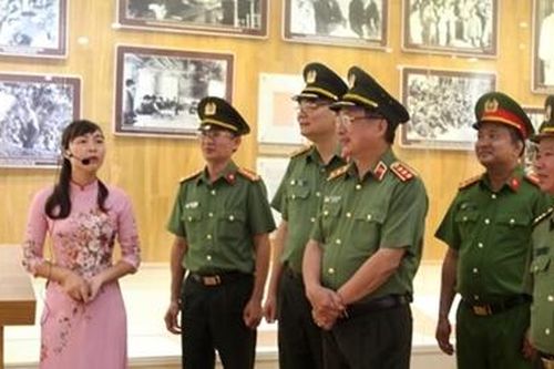Lãnh đạo Bộ Công an dâng hương tại Khu lưu niệm 6 điều Bác Hồ dạy CAND