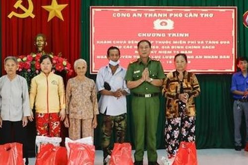 Công an TP Cần Thơ khám bệnh, cấp phát thuốc và tặng quà cho người dân