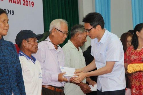 Phó Thủ tướng Vũ Đức Đam tặng quà nạn nhân chất độc da cam ở Phú Yên