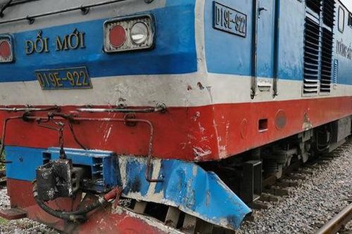 Xe tải chết máy trên đường ray bị tàu hỏa đâm nát đầu