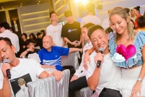 Vợ tỷ phú sòng bài bị bàn tán vì ngồi lên đùi con trai riêng của chồng