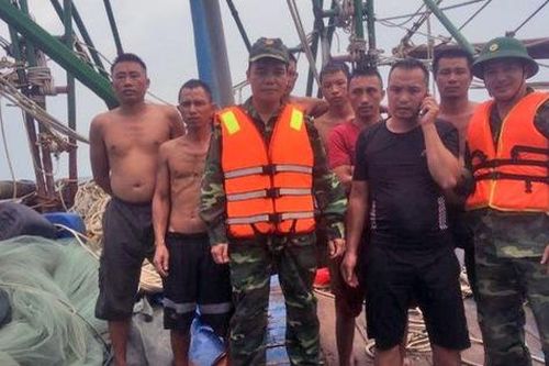 Gặp nạn trên biển, 7 ngư dân được cứu sống