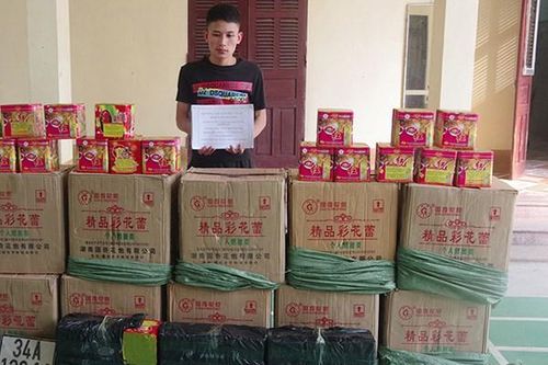 Dùng xe đeo biển số giả chở pháo nổ