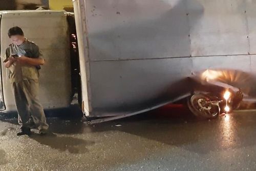 Ôtô tải lật đè xe máy ở Sài Gòn, một người thoát chết trong gang tấc