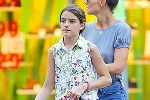 Suri Cruise cao ráo, ra dáng thiếu nữ khi xuống phố cùng mẹ