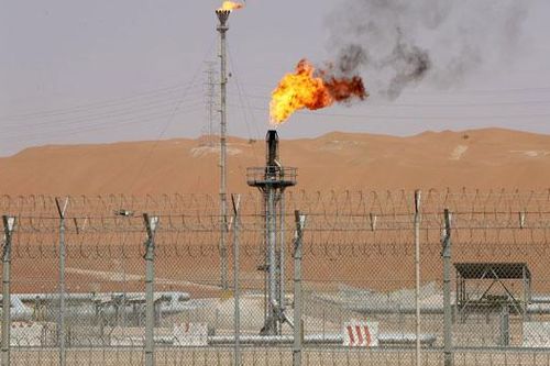 Ả Rập Saudi thực hiện chiến lược gì để giữ giá dầu cao hơn?