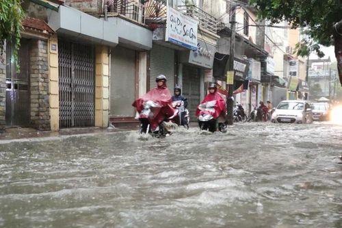 Mưa xối xả gây ngập một số tuyến phố trong nội thành Hà Nội