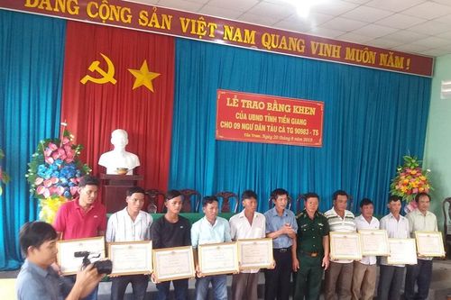 Tiền Giang: 9 ngư dân dũng cảm cứu ngư dân nước bạn gặp nạn được tặng Bằng khen