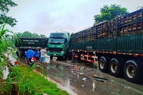 Nghệ An: Hai xe đầu kéo đối đầu, người dân phá cửa cabin cứu tài xế