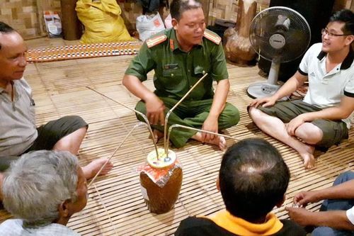 Đồng bào Cơ Tu bảo vệ bình yên thôn xóm