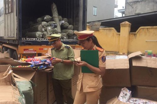 Phát hiện ô tô chở 20.000 nghìn bộ đồ chơi bạo lực