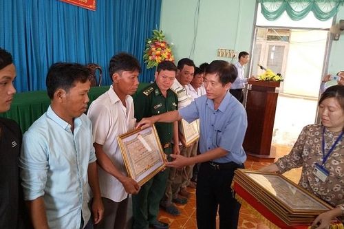 Tiền Giang: Khen thưởng 9 thuyền viên cứu 22 ngư dân Philippines gặp nạn