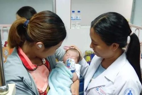 20 bác sĩ 'chạy đua' 8 giờ cứu bé sơ sinh mang máu màu đen