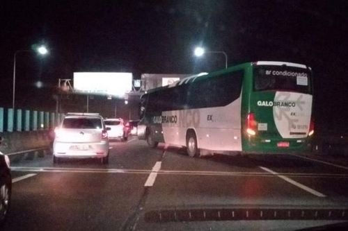 Bắn chết kẻ cướp, bắt cóc cả xe buýt tại Brazil