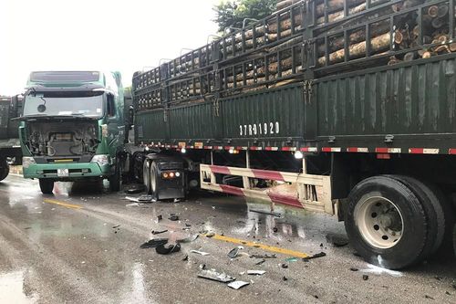 Xe tải chở keo đối đầu xe hổ vồ, làm tắc đường 3 km