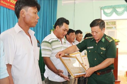 Khen thưởng các thuyền viên cứu 22 ngư dân Philippines bị nạn trên biển
