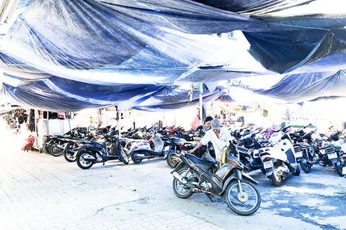 Bãi giữ xe ở chợ Đầm: Không bàn giao đúng hợp đồng