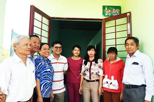 Bàn giao nhà tình thương cho hộ nghèo