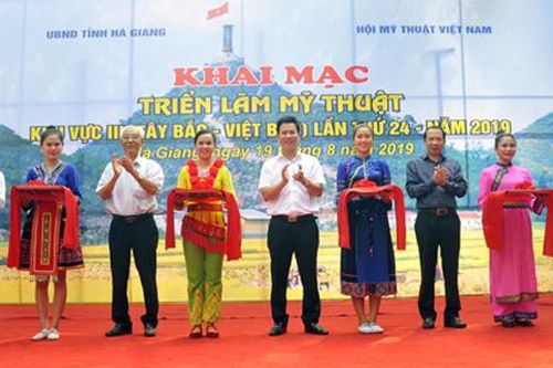Lào Cai có 12 tác phẩm trưng bày tại Triển lãm Mỹ thuật khu vực III