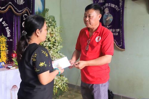 Hội Chữ thập đỏ tỉnh Lâm Đồng thăm hỏi, hỗ trợ gia đình công an viên hy sinh khi giúp dân chống lũ