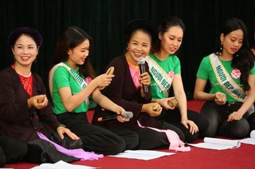 Thí sinh Cuộc thi Người đẹp Hoa Lư tặng quà Trung tâm Bảo trợ xã hội tỉnh và giao lưu hát xẩm