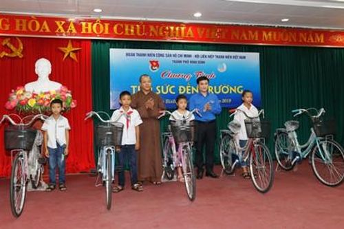 58 học sinh nghèo hiếu học được tặng quà trong chương trình 'Tiếp sức đến trường'