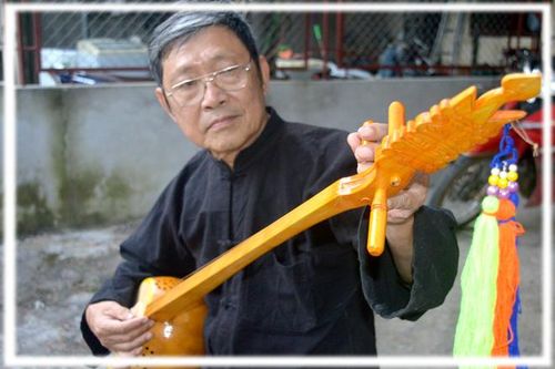 Hơn 50 năm gắn bó với cây đàn Tính