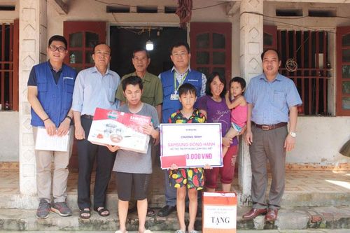 Tiếp sức học sinh nghèo trước thềm năm học mới
