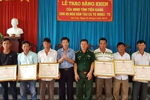 Tặng bằng khen cho nhóm ngư dân cứu người giữa biển khơi