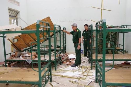 Giông lốc cuốn bay mảng mái nhà đơn vị bộ đội ở Khánh Hòa