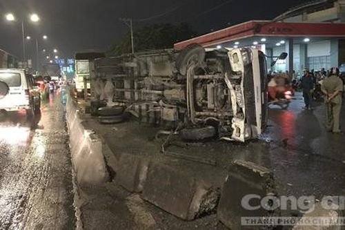 Kinh hoàng xe tải lật nhào, đè nát xe máy ở Sài Gòn
