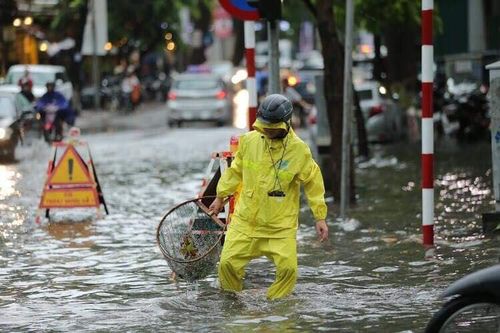 Hà Nội: Mưa lớn gây úng ngập một số tuyến phố