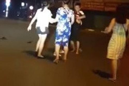 Xôn xao clip người chồng dừng xe giữa đường, xô ngã vợ rồi gào thét: 'Đánh đi, đánh tiếp đi, mình mày biết điên à?'