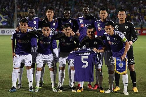 Quang Hải và đồng đội tri ân Văn Hậu trong trận gặp Altyn Asyr