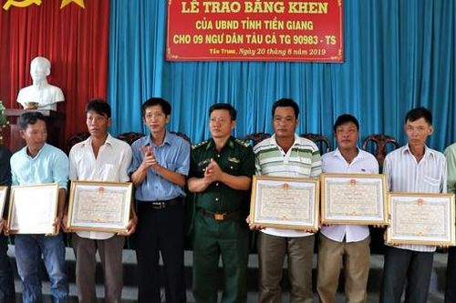 Khen thưởng 9 thuyền viên cứu 22 ngư dân Philippines